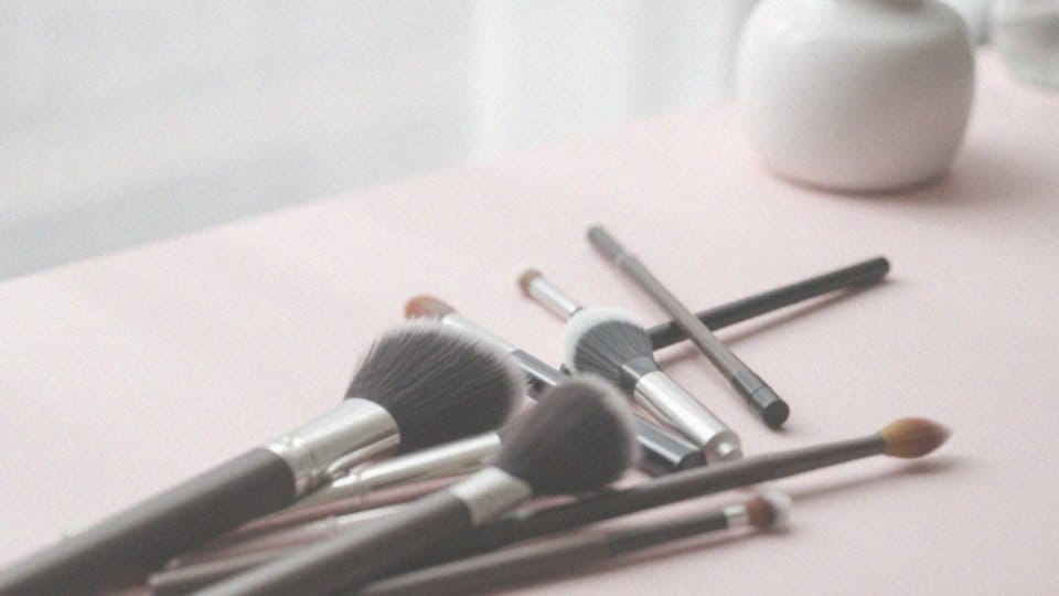 Jakie pędzle ułatwiają precyzyjną aplikację kosmetyków?
