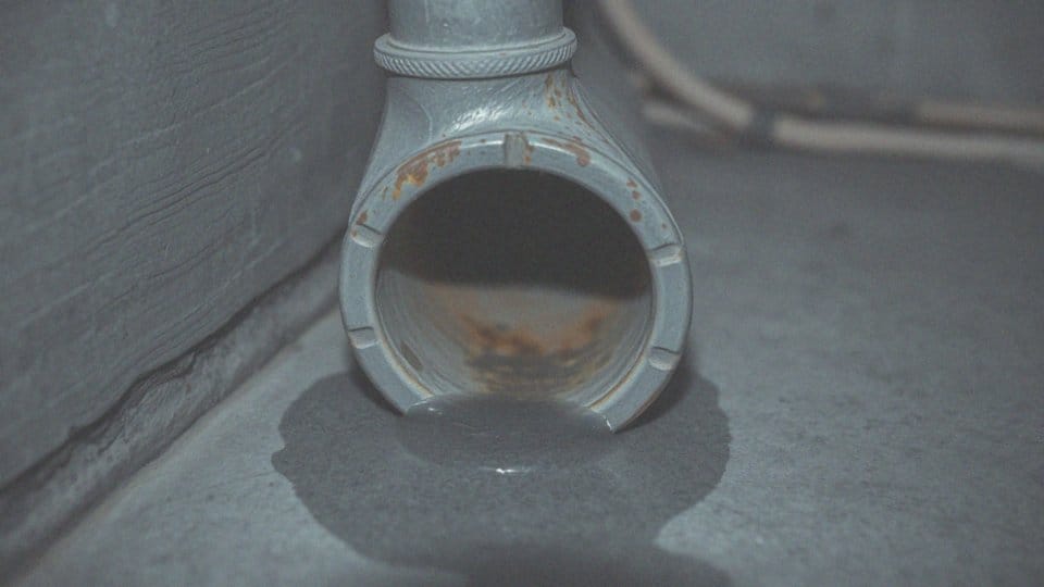 Nieprzyjemny zapach z rur w bloku – przyczyny i skuteczne rozwiązania